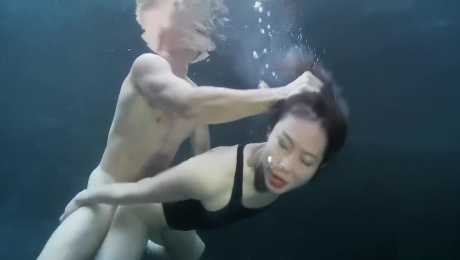 https://upornia.com/videos/3082243/swimsuit-girl-sex-with-a-guy-underwater/?promo=14897