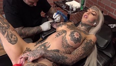 https://www.foxytubes.com/videos/52612160-amber-luke-masturbates-while-getting-tattooed.html