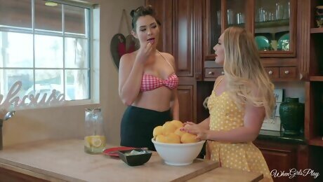 https://xozilla.com/videos/424000/two-insatiable-girlfriends-pleasuring-each-other-in-the-kitchen/