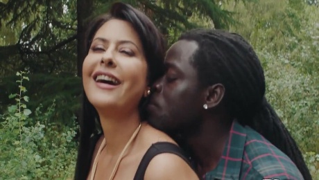 https://xozilla.com/videos/383395/interracial-lovemaking-close-to-the-nature/